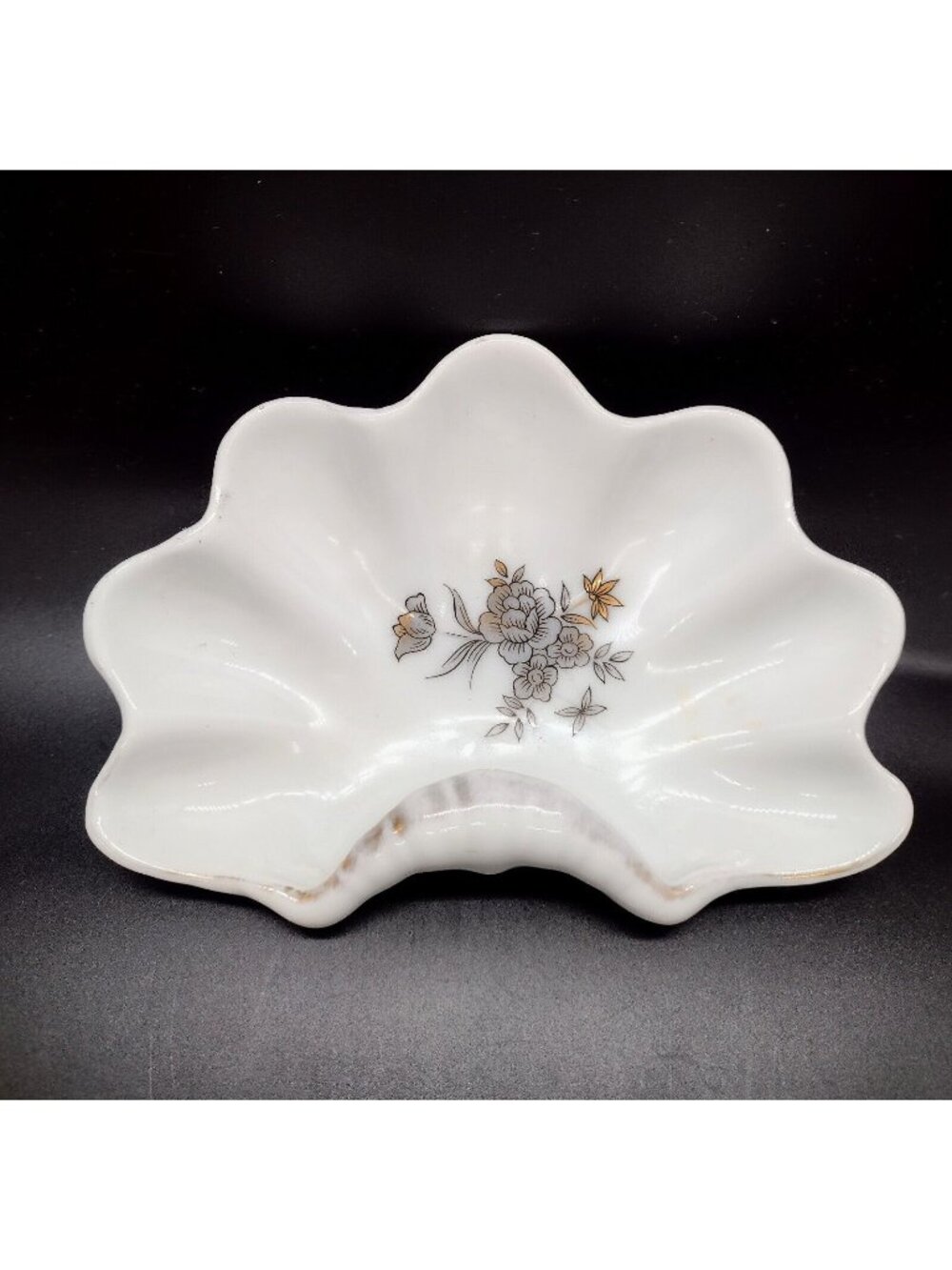 Gem ACC Porcelain Fan Shell Trinket Soap Dish Vintage Floral Scalloped White